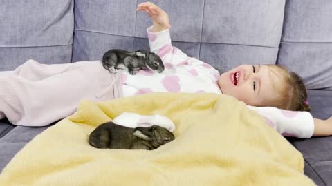 Cute_Baby_Girl_Wants_to_be_Friends_With_Newborn_Rabbits_