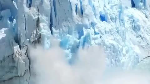 In the video, the melting of glaciers in Antarctica 😱