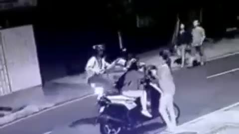 Hombre se enfrentó a ladrones para evitar el hurto de una moto