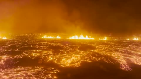 🌋😲 Iceland Reykjanes Peninsula town of Grindavik Volcano eruption - Raw video
