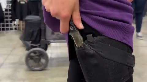 🤯What’s She Carrying. #edc #reels #everydaycarry #viral #shorts #reel #short #youtubeshorts