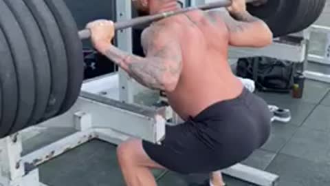 Crazy weight you won't believe - Squats by heavyweight Bodybuilder