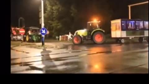 Holland Farmers protest WEF trying to stop them farming