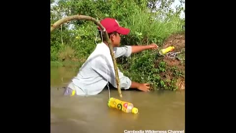 2 đứa trẻ dùng chai nhựa chế tạo ‘máy câu cá’ lợi hại,