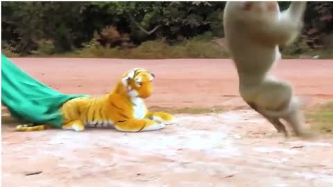 Tiger And Monkeys Prank, Amazing Running and Flying Fake Tiger and Wild Monkeys.