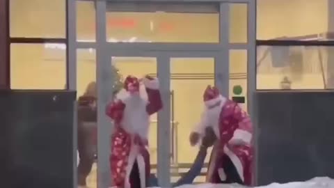 Humor: Santa Claus are Fighting in Town
