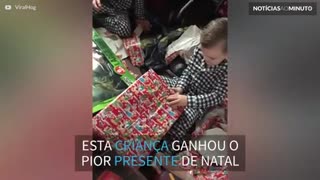 Criança recebe o presente que menos queria