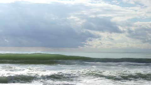 Waves rushing to the shore with amaze sound