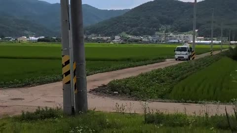 한국의 쌀을 재배하기 위해서 드론으로 관리하는 모습이다. 작지만 효과적으로 운행하는 드론 살포 모습이다. 잘 봐야한다.