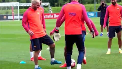 Lionel Messi Nutmeg Luis Suarez on Training