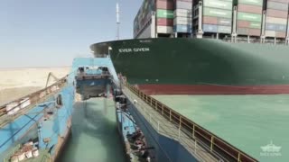 Reflotan parcialmente el buque varado seis días en canal de Suez, dice firma