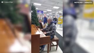 Velhinho dá show ao tocar piano em loja nos EUA