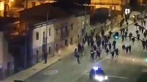 Spagna - Il popolo mette in fuga la polizia (Burgos)