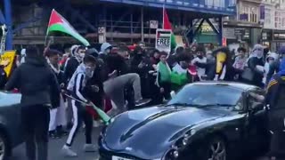 Violent Palestinian Mob in London Attacks Vehicle on Street for No Reason
